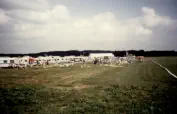 Eine Zeltstadt am Modellflugplatz